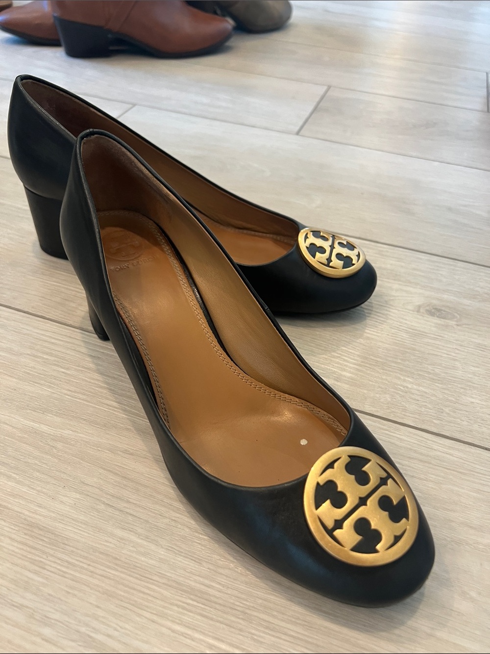 Tory Burch Black Leather Block Heel Pumps with Gold Logo Medallion Size 9.5